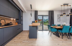 Een koelkast, een oven, een vaatwasser, een koffiezetapparaat/waterkoker