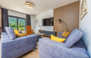 Smart TV, chimenea, futbolito y estéreo 