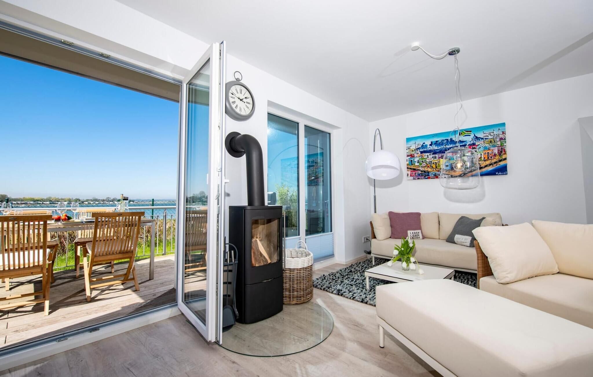 Eldstad, dvd-spelare och en stereo