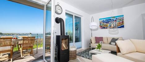 Cheminée, lecteur de DVD, chaîne hi-fi