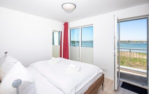 2 quartos, ferros/tábuas de passar roupa, berço de viagem