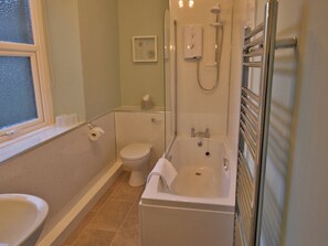 Bathroom - 2 bedroom accommodation in Embleton, near Alnwick (Embleton, near Alnwick)
