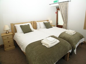 3 bedrooms, free WiFi, bed sheets - The Old Granary Cottage (Harwood Dale)