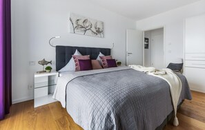 1 habitación, tabla de planchar con plancha y cuna de viaje