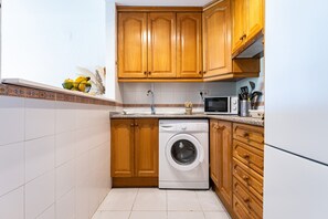 Køleskab, mikrobølgeovn, kogeplade, kaffe-/temaskine