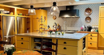 Romantic Bedroom and Bath in Historic Hendersonville Home with Healthy Breakfast