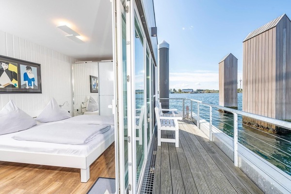 2 habitaciones, tabla de planchar con plancha y cuna de viaje