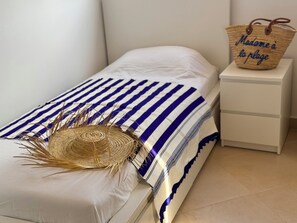 4 bedrooms, iron/ironing board, WiFi, bed sheets - Villa Beach & Garden, a hidden paradise in the North. (Sidi abslam)