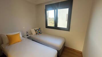 2 habitaciones, escritorio y tabla de planchar con plancha