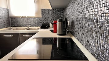 Refrigerador, horno, parrilla de estufa y cafetera y tetera