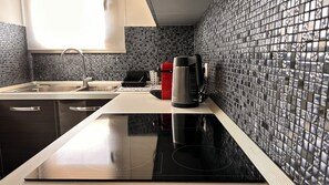 Fridge, oven, stovetop, coffee/tea maker