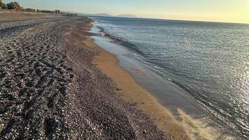 En la playa, camastros y toallas de playa
