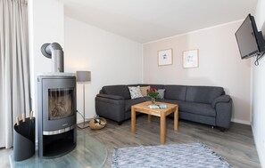 Una televisión, una chimenea, un reproductor estéreo