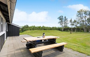 Outdoor dining - Beautiful home in Sæby with WiFi (Sæby)