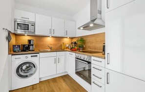 Frigorifero, forno, piano cottura, lavastoviglie