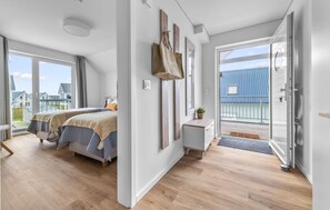 2 quartos, ferros/tábuas de passar roupa, berço de viagem