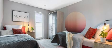 Un dormitorio moderno con dos camas, un adorno circular grande en la pared y una lámpara en el techo.