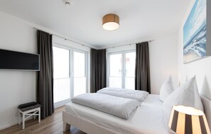 2 dormitorios, tabla de planchar con plancha, cuna de viaje