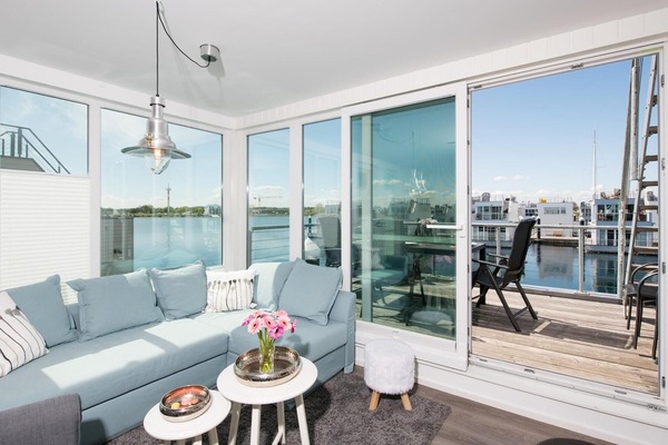 Een smart-tv en een stereo