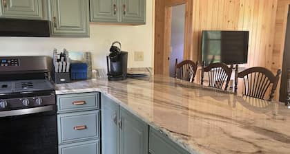 Right on the Tuscobia Trail Cozy 2-bedroom cabin in Winter with WiFi, AC