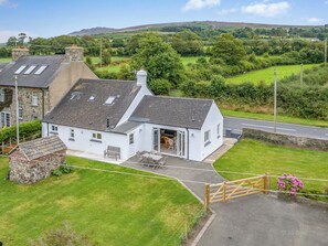 Exterior - This stunning cottage has been extensively decorated for your enjoyment. (Newport)