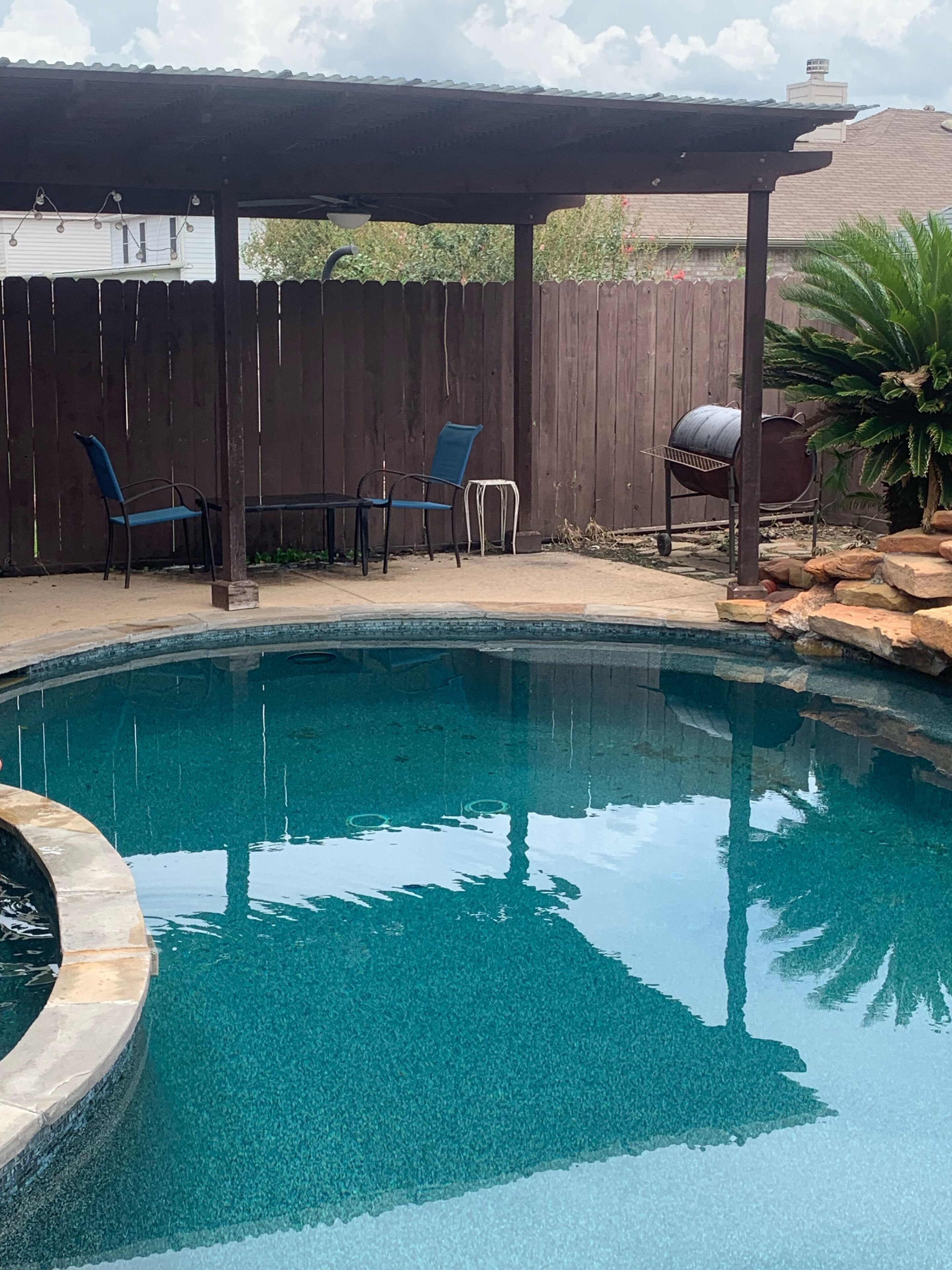 Modern home with open concept WiFi, AC, a large game room and a sparkling pool