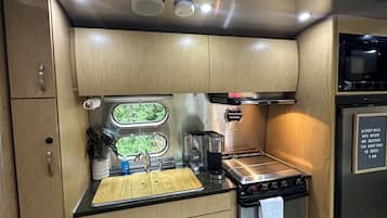 Réfrigérateur, four à micro-ondes, un four, surface de cuisson