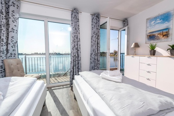 2 habitaciones, tabla de planchar con plancha y cuna de viaje