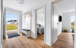 2 habitaciones, tabla de planchar con plancha y cuna de viaje 