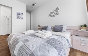 1 chambre, fer et planche à repasser, lit de bébé portatif