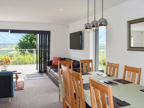 Interior - 4 bedroom accommodation in Near Newport (Near Newport)