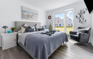 2 quartos, ferros/tábuas de passar roupa, berço de viagem