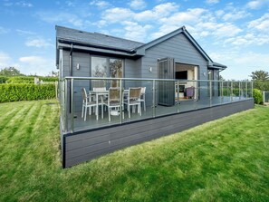 Outdoor dining - Fair Isle Holiday Cottages - Fastnet (Near Newport)