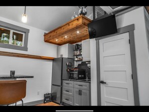 Frigorífico, microondas, horno y placa de cocina