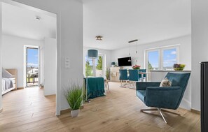 2 quartos, ferros/tábuas de passar roupa, berço de viagem