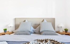 2 quartos, ferros/tábuas de passar roupa, berço de viagem