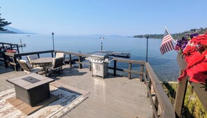 Outdoor dining - Lakefront retreat w/private dock, SUPs  & fast WiFi - walk to restaurants!  (Bigfork)