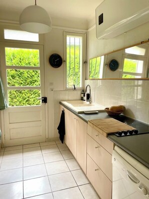 Kylskåp, mikrovågsugn, ugn och spishäll