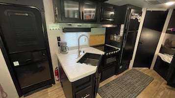 Frigorifero, microonde, forno, piano cottura
