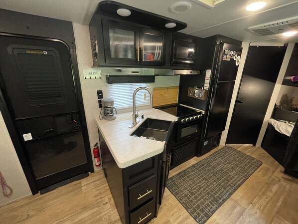 Refrigerador, microondas, horno y parrilla de estufa 