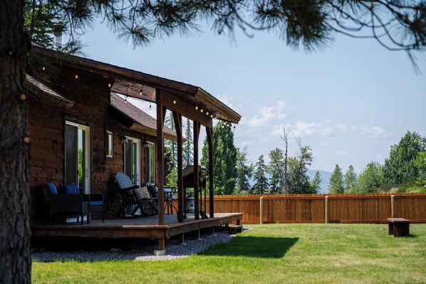 Terrace/patio - Cozy Cabin Next to the River. Incredible Views, Large Backyard, and boat launch! (Bigfork)