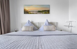 2 chambres, fer et planche à repasser, lit de bébé portatif