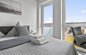 2 quartos, cofres nos quartos, ferros/tábuas de passar roupa