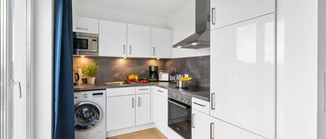 Fridge, oven, stovetop, dishwasher