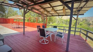 Outdoor dining - Sequoia Forest River House. River at the backyard, Up to 10 guests (Springville)