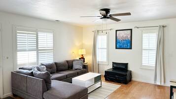 Een smart-tv en boeken