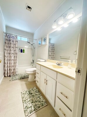 Hair dryer, towels, soap, shampoo - Sequoia Forest River House. River at the backyard, Up to 10 guests (Springville)