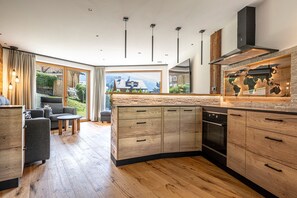 Réfrigérateur, four, lave-vaisselle, cafetière/bouilloire