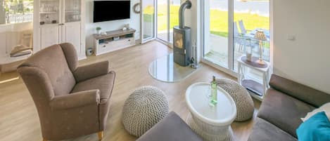 Una televisión, una chimenea, un reproductor estéreo