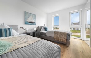 3 quartos, ferros/tábuas de passar roupa, berço de viagem